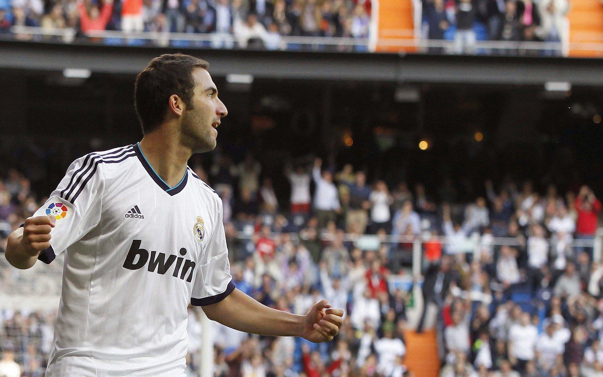 硬汉本色!詹姆斯突破碰撞膝盖痛苦倒地 跺脚坚持奋战诠释领袖担当